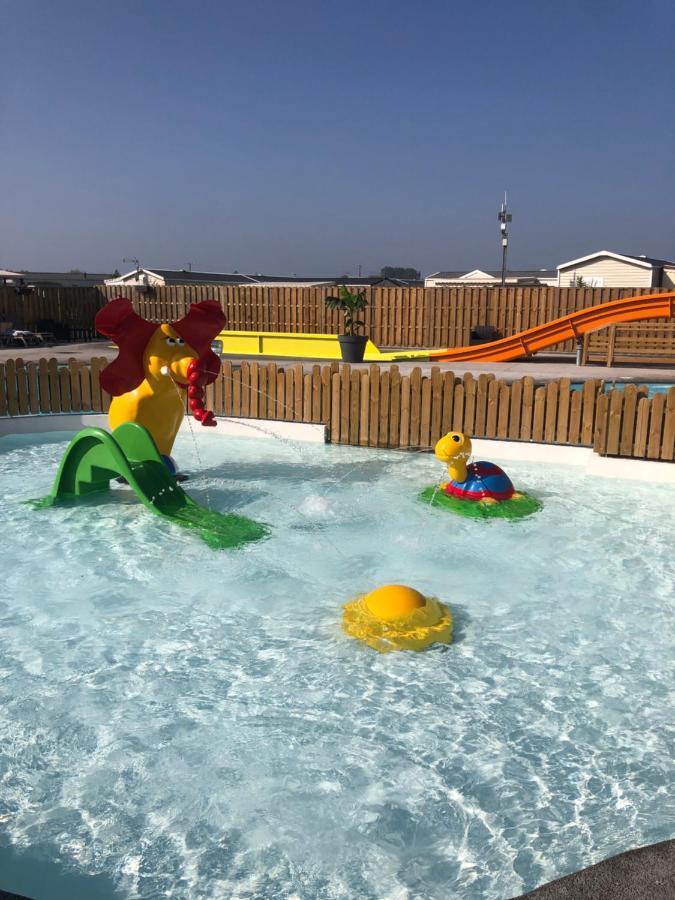 Camping La Garenne De Moncourt Rue  Esterno foto